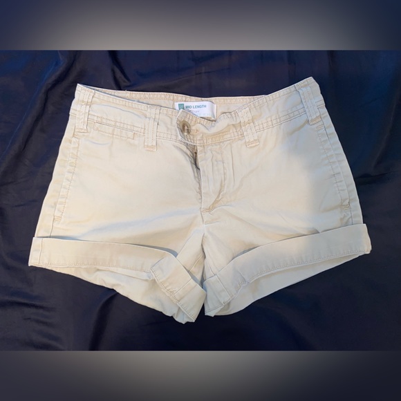 GAP Women’s 3-in inseam khaki shorts - Picture 1 of 3